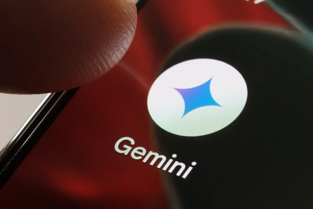 Gemini genera la sinopsis verbal y deja elegir voces y velocidad para adaptar la escucha al ritmo.