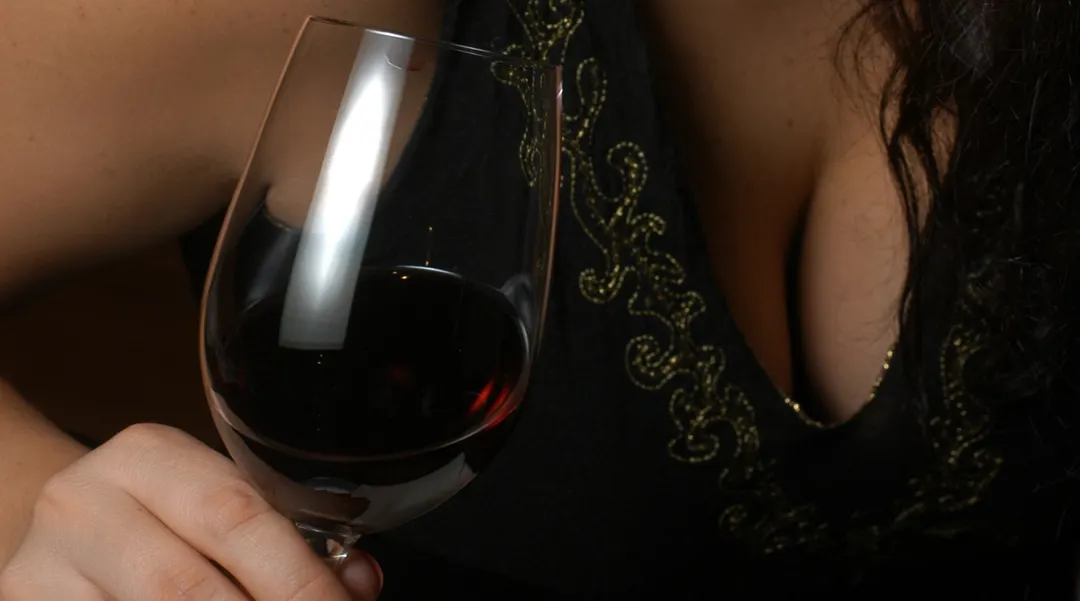 Estar atento a la primera degustación de vinos en el restaurante. Gentileza.