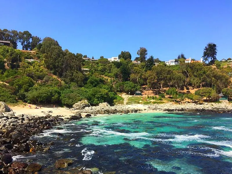 Para los amantes de las caminatas por las playas, se puede ir de Cachagua a Zapallar y viceversa.