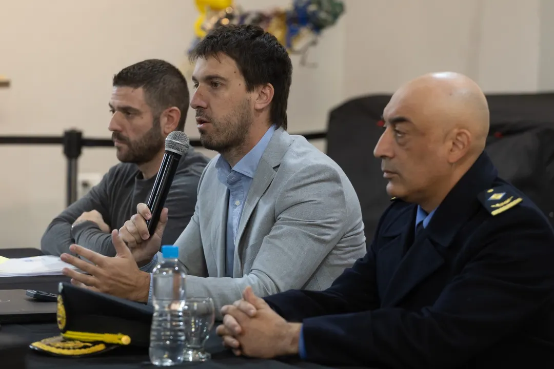 Hernán Amat explicó los avances para las alarmas comunitarias.