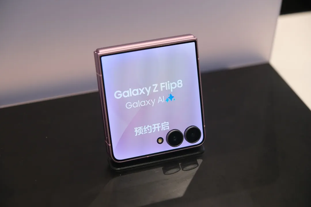 El Galaxy Z Flip8 suma el gran rendimiento Exynos en un formato físico sumamente liviano.