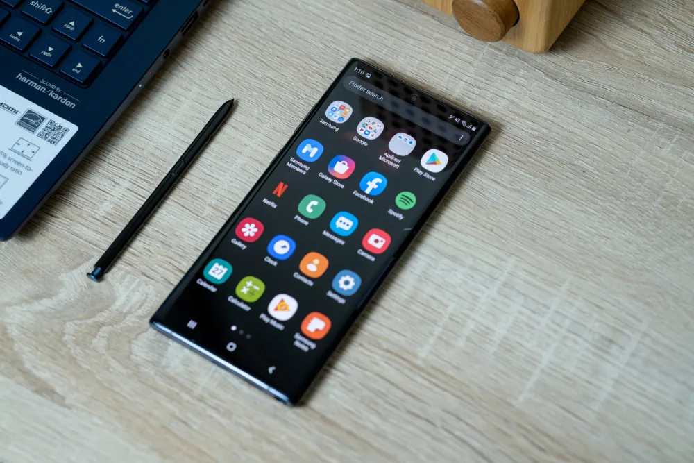 El celular incluye un S Pen. 