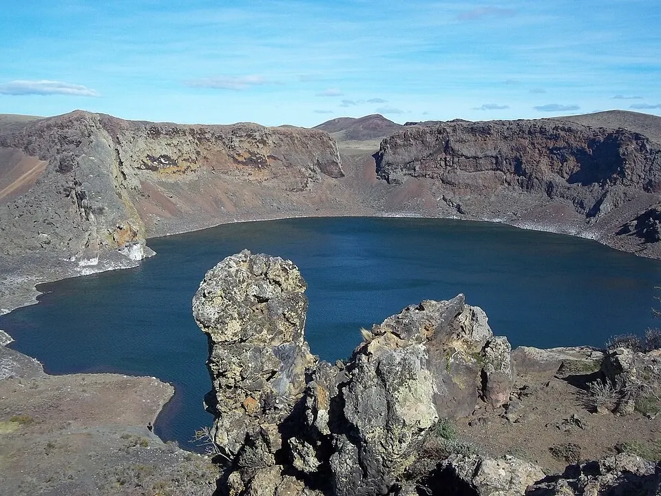 Laguna Azul es un espejo de agua ubicado en el cráter de un volcán inactivo del campo volcánico de Pali Aike. Foto: Wikipedia