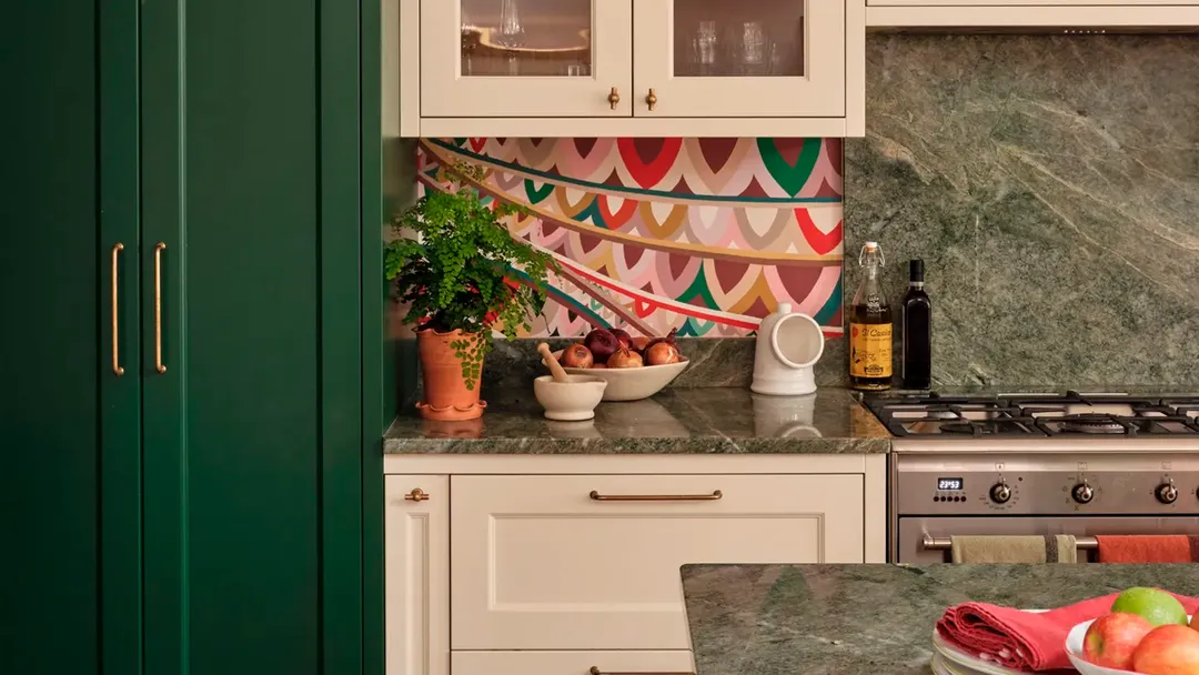 Los colores cálidos y los materiales naturales ayudan a crear una transición más armoniosa entre la cocina y el living.
