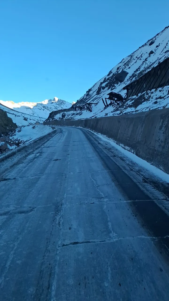 El obligatoria la portación de cadenas debido a la presencia de hielo en la calzada