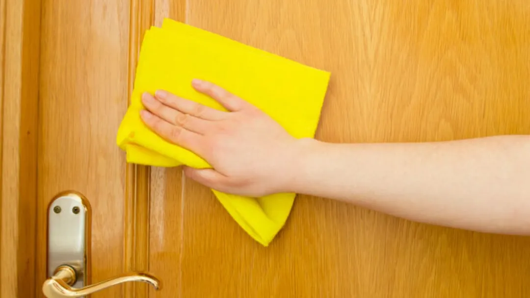 La limpieza con ingredientes caseros ayuda a prolongar la vida útil de la madera. Foto: iSotck