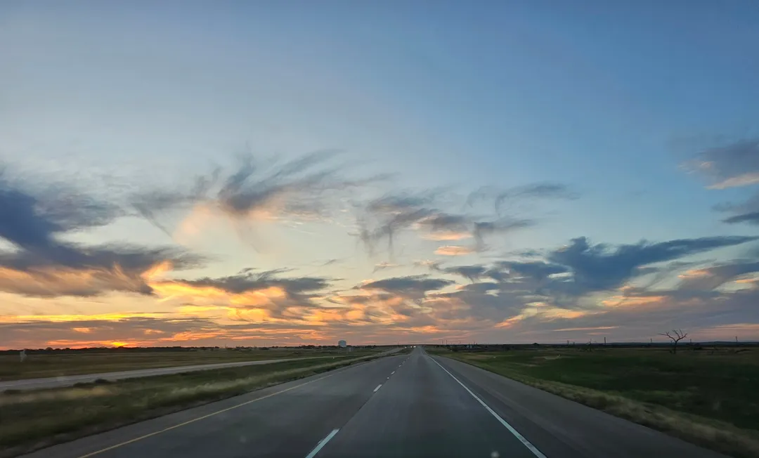 Un camino en la ruta, al manecer.