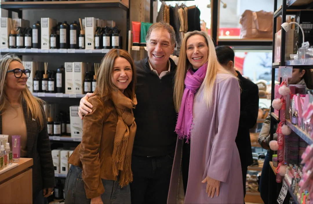 Diego Santilli, Karina Milei y Pilar Ramírez y otra foto mensaje para el macrismo