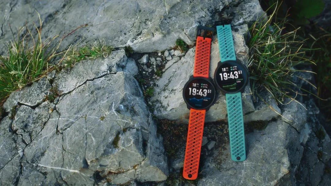 Suunto Race 2 destaca por sus mapas de relieve gratuitos y hasta 55 horas de rastreo continuo.