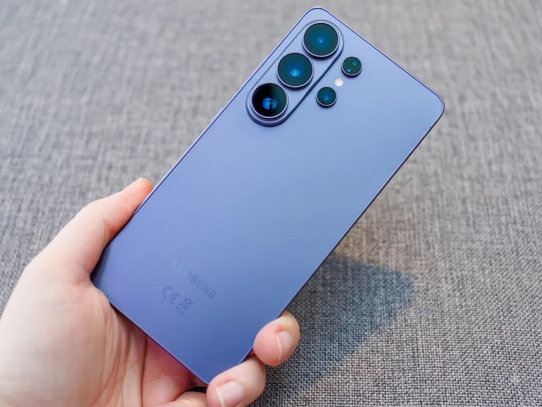 El Samsung Galaxy S26 Ultra estrena la pantalla de privacidad y un sensor principal de 200 megapíxeles con mayor apertura.