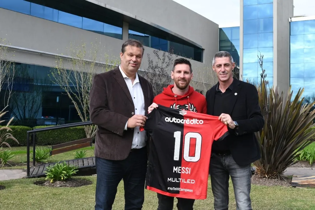 En 2019, luego de un amistoso de la Selección argentina contra Newell's en el predio de Ezeiza, dirigentes de la Lepra le obsequiaron una camiseta con su nombre y el 10 en la espalda.