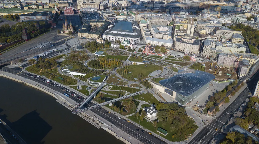 Ubicado frente a la plaza roja de Moscú, en sus 13 hectáreas conviven en el parque  Zaryadye la tundra, bosque, estepa y humedales,  conectados mediante senderos, pabellones culturales y un puente panorámico que parece flotar sobre el río Moscova. 