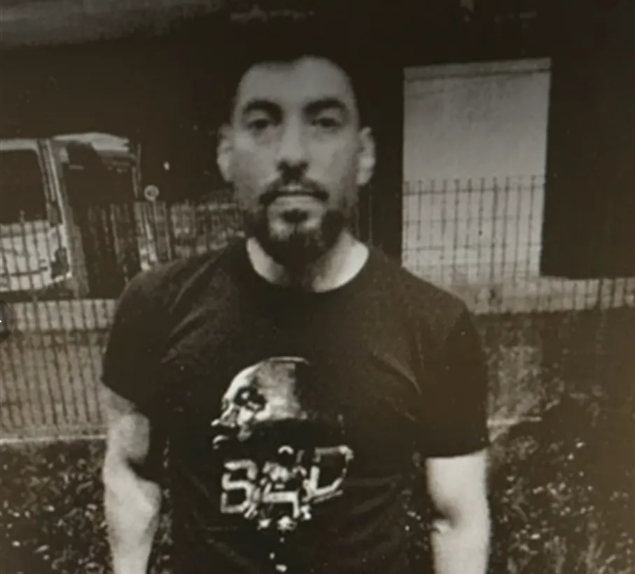 Facundo Moyano fue fotografiado de frente tras quedar alojado en la Comisaría Vecinal 13A.