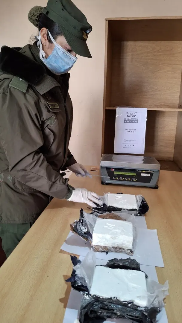 La cocaína estaba oculta en la mochila de un pasajero que viajaba desde Mendoza.