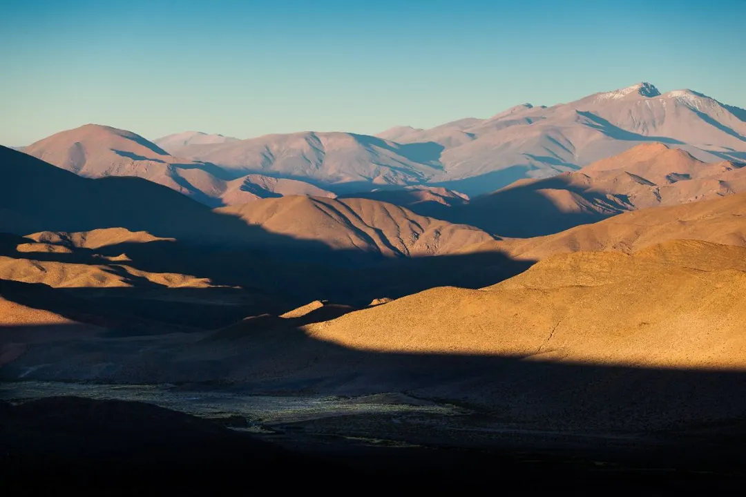 El Tren a las Nubes convierte a San Antonio de los Cobres en uno de los pueblos ferroviarios más singulares del norte argentino.