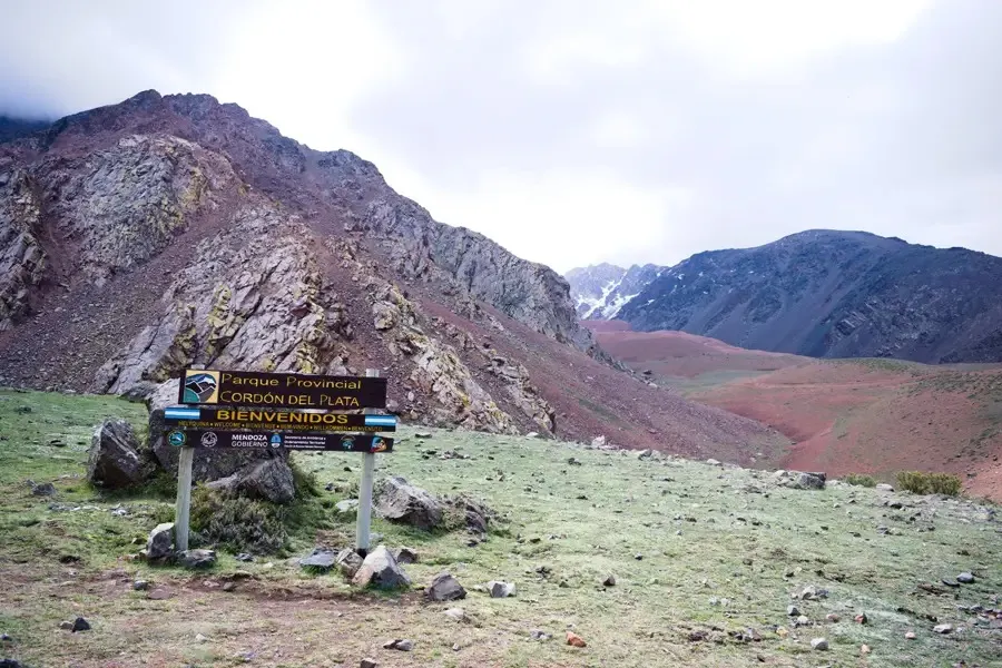 El Parque Provincial Cordón del Plata combina paisajes de montaña, senderos para trekking y un circuito accesible para disfrutar de la naturaleza durante todo el año.