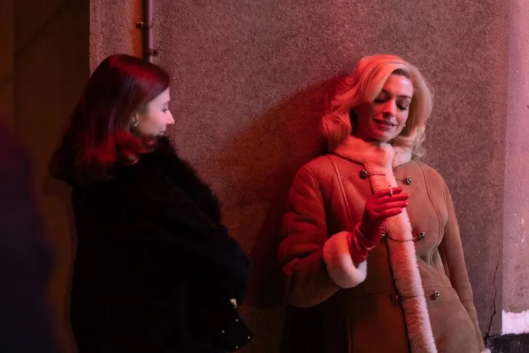 Thomasin McKenzie y Anne Hathaway en Mi nombre era Eileen. 