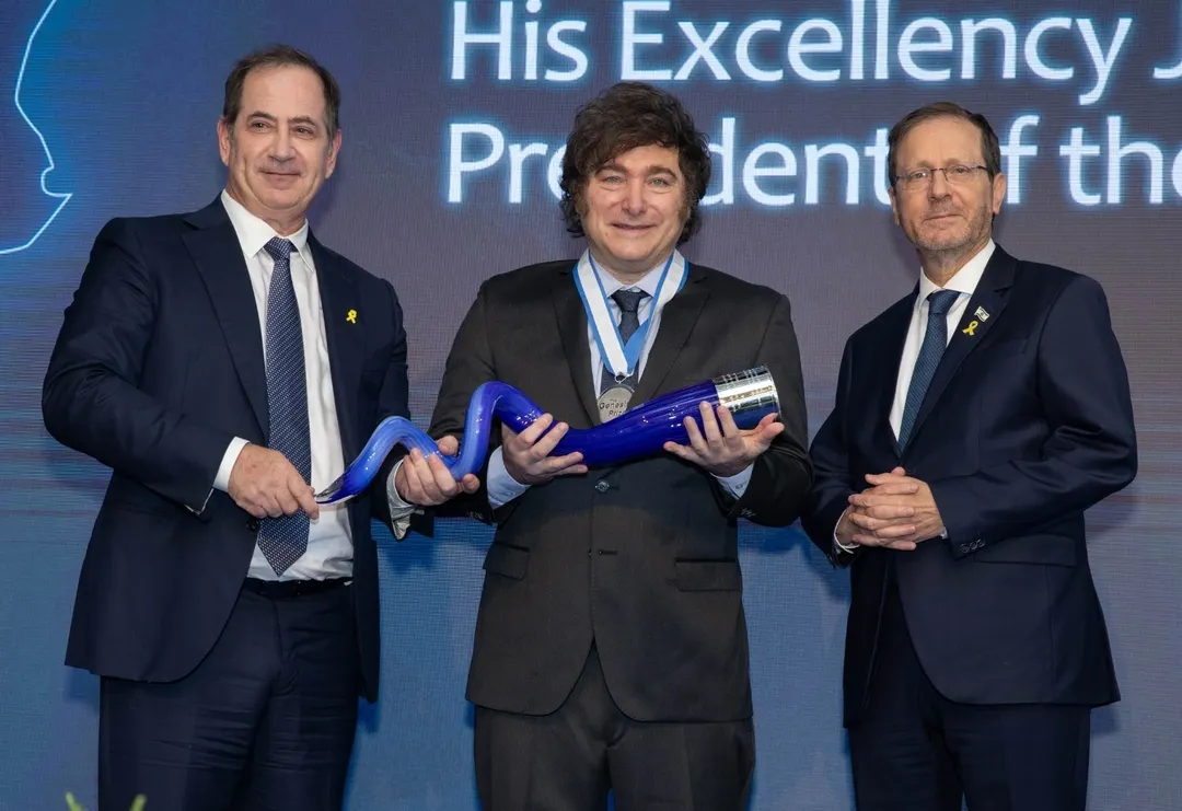 El presidente del Premio Génesis, Stan Polovets, y el presidente israelí, Isaac Herzog, le entregaron a Javier Milei el Premio Nobel Judío. 