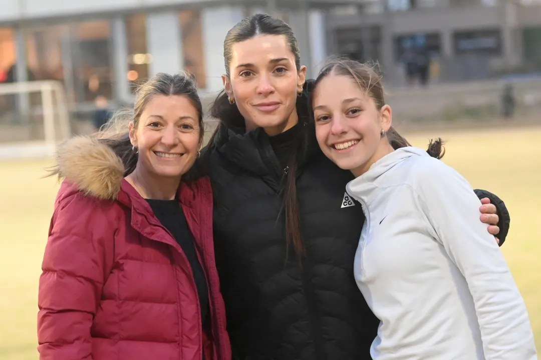 Abrazo por el hockey. Mariela Moreno, Agus Albertario y Catalina Roig.