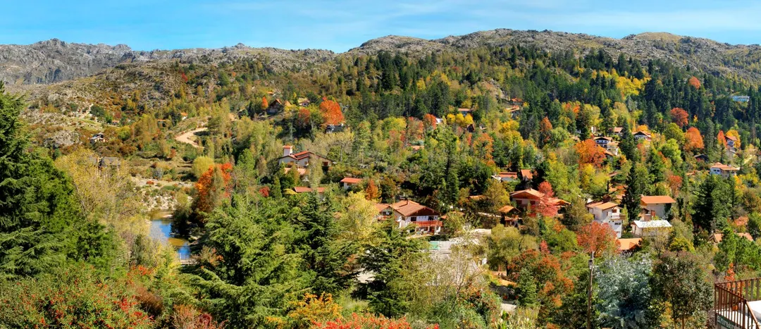 Un pueblo peatonal en medio de las sierras que en primavera se llena de vida entre bosques y arroyos cristalinos.