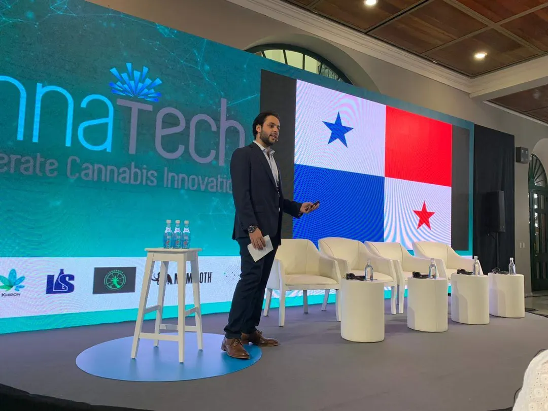 Otros tiempos, igual estilo: el señor Harari en cumbre canábica en Panamá.