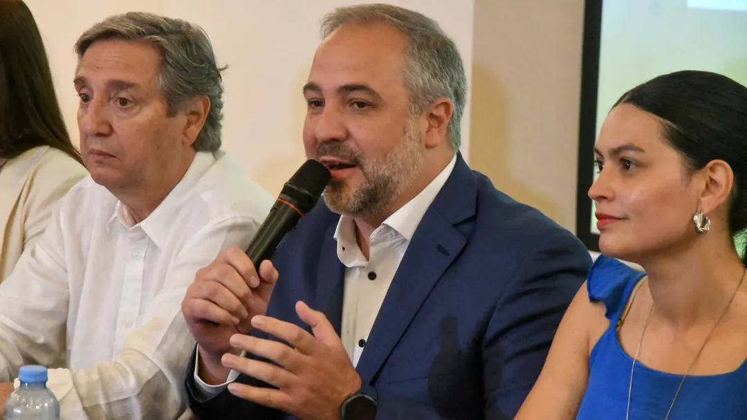 Emir Félix, Matías Stevanato y Flor Destéfanis.