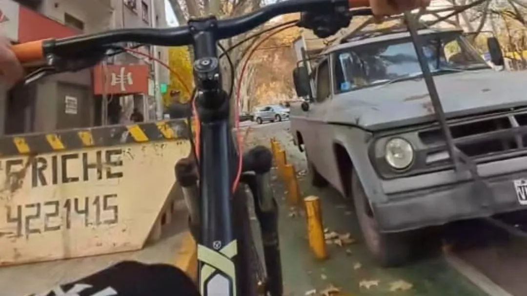 Más de 19.000 likes para un video que refleja el peligro diario de circular por la ciclovía más transitada de la Ciudad de Mendoza.