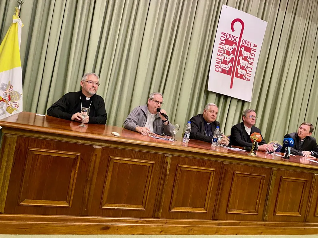 De izquierda a derecha, monseñor Jorge Eduardo Scheinig; monseñor Ángel Rossi; monseñor Marcelo Colombo; monseñor Jorge García Cuerva y monseñor Raúl Pizarro. 