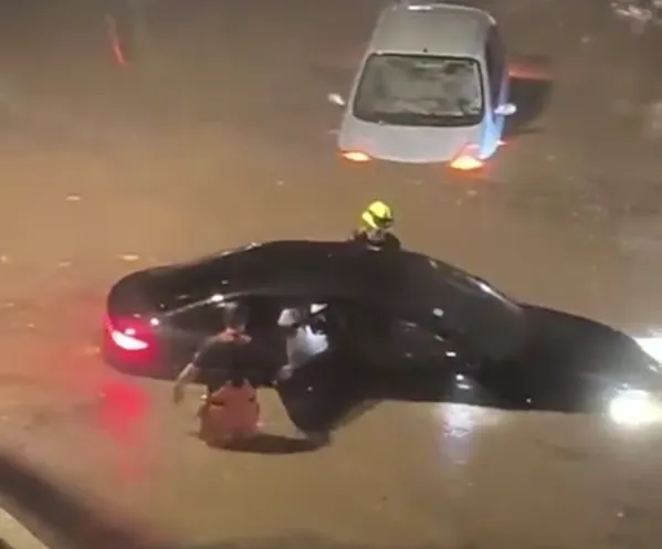 Los autos, tapados por agua hasta la mitad