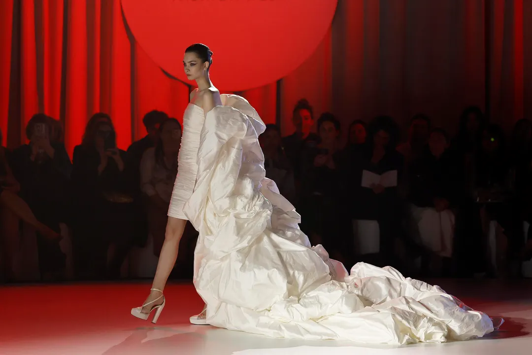 Vestido del diseñador francés Stephane Rolland. EFE/ Andreu Dalmau