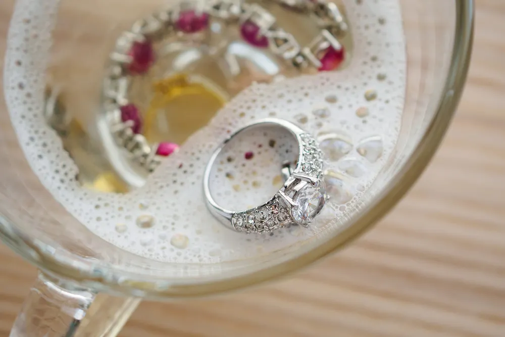 Un recipiente con agua, bicarbonato y papel aluminio es suficiente para limpiar la plata de forma rápida y segura. Foto: Shutterstock