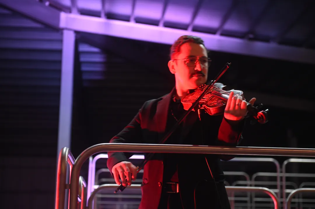 El violinista Ccesco creó una atmósfera única que envolvió a todos los asistentes.