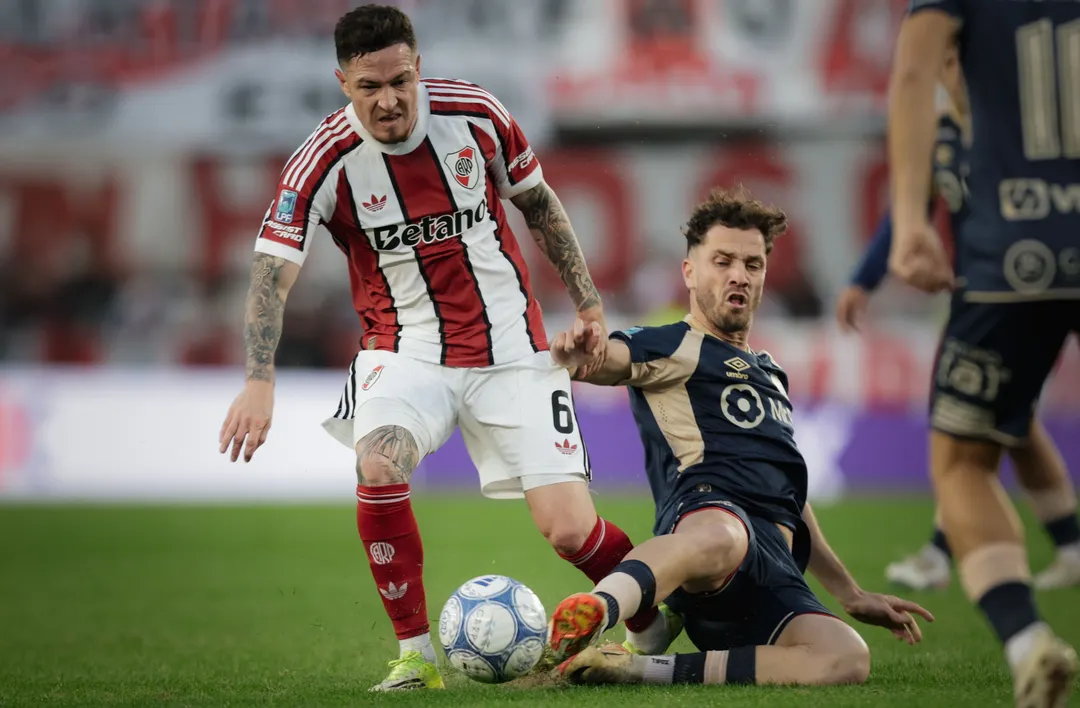 Aníbal Moreno y Tomás Molina luchan por la pelota en River-Argentinos.