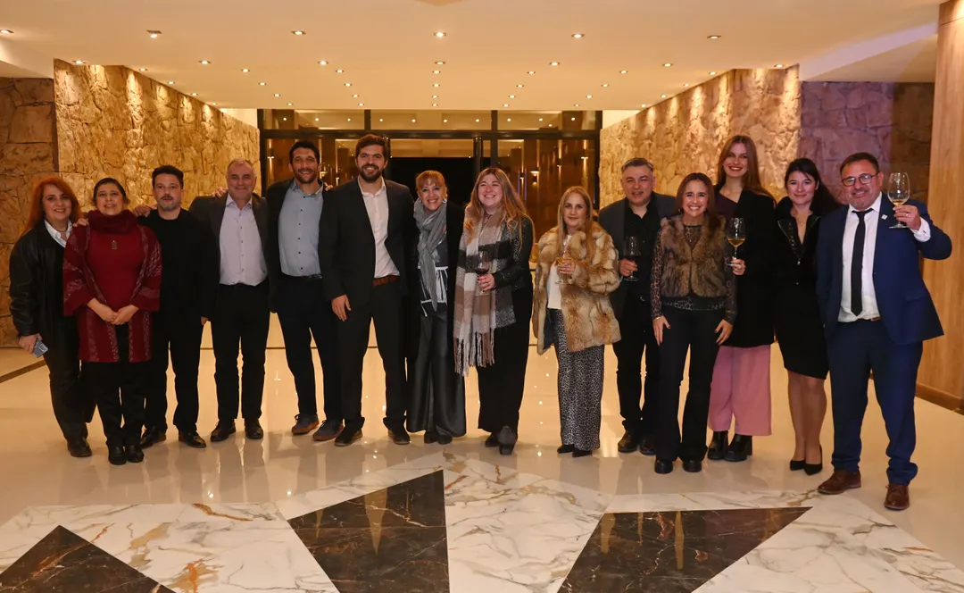 El staff de ProMendoza, expositores, funcionarios y algunos invitados, en el brindis final.