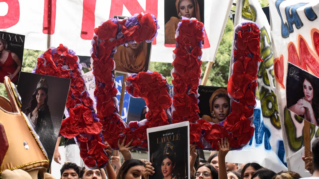 La energía de los seres queridos que apoyaron a las candidatas a la corona nacional se hizo palpable en cada grito.