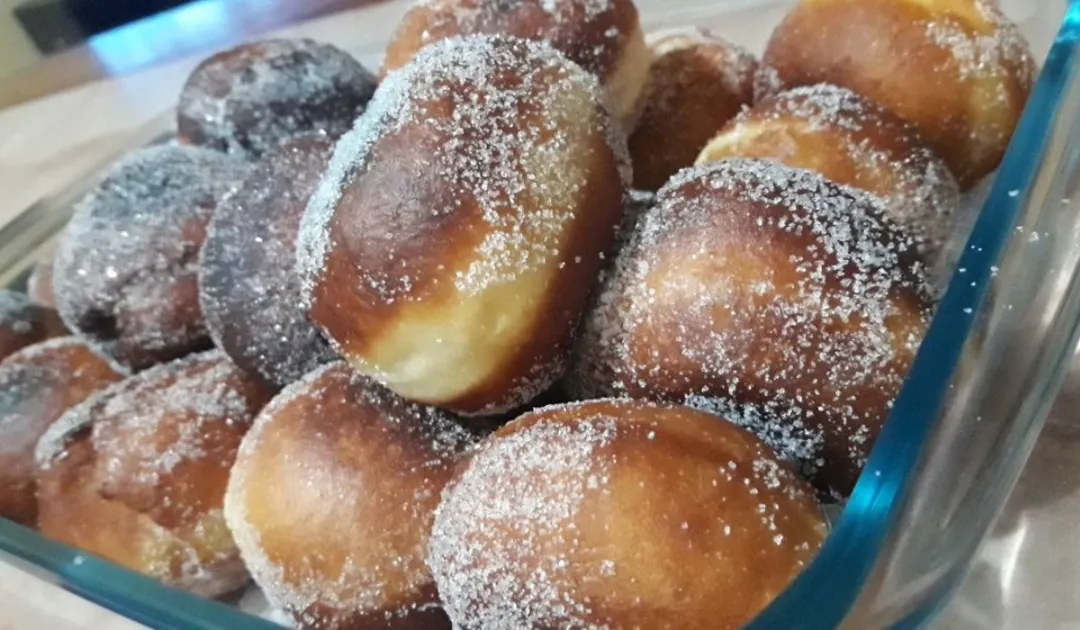 La receta de berlinesas rellenas con membrillo se fríe a fuego medio, no fuerte, para que queden doradas por fuera y bien esponjosas por dentro.