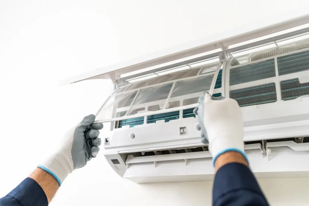 Cuidar el aire acondicionado también implica su limpieza exterior. Fuente: Shutterstock