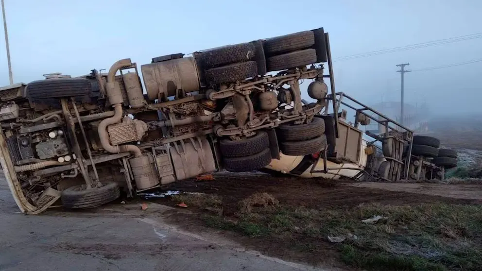 El camión de YPF, volcado en plena ruta. FOTO: Alvear Ya