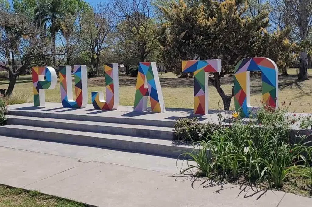El viaje desde Mendoza hasta Pujato puede demandar entre 11 y más de 13 horas, según el medio de transporte elegido.