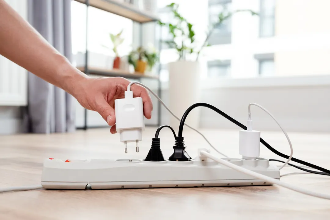 Estos son los motivos que pueden estar dañando tu cargador y celular. Foto: Shutterstock