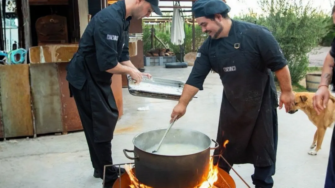 La propuesta gastronómica incluye un menú completo servido por etapas, con locro y pastelitos fritos.