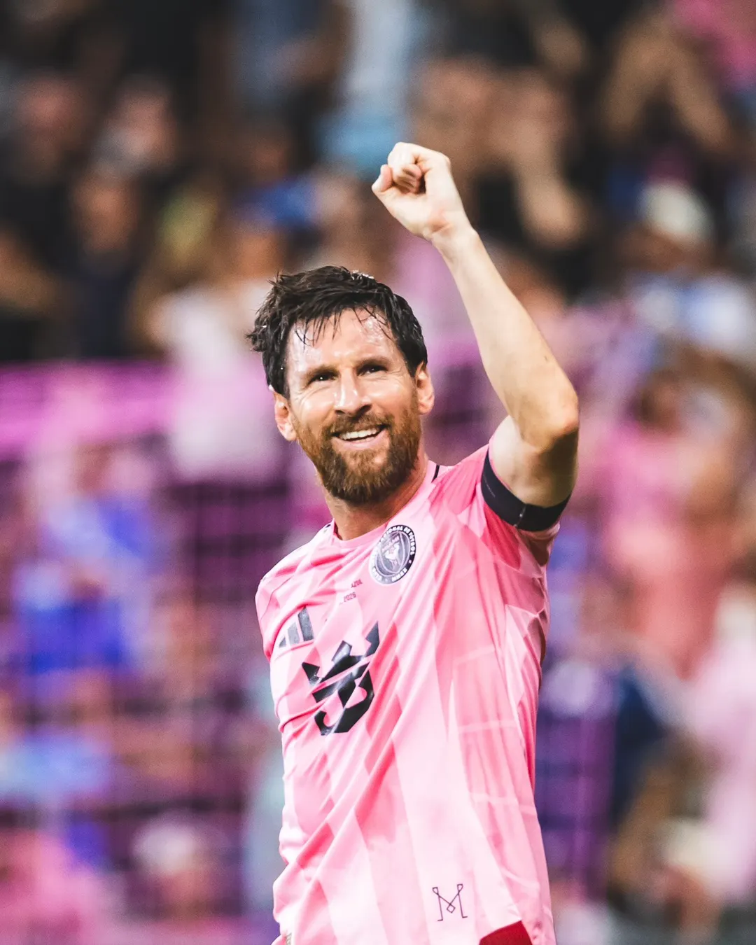Messi festeja su gol centenario, de cabeza, el que abrió el camino de la victoria ante Cruz Azul. 