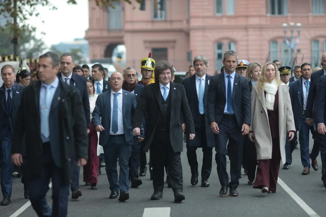 Fueron tan minuciosos los análisis de la “red carpet” desde la Casa Rosada hasta la entrada de la Catedral.