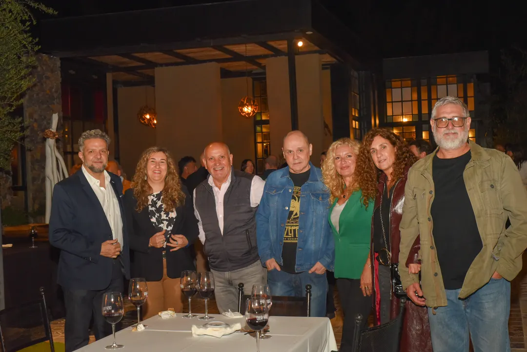 Martin Echeverría, Daniel Velázquez, Ivan Vicchi, Horacio Vulluz, Cele Rodríguez y Eva Stagnolo junto al artista Guille Garrido.