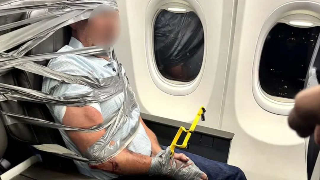 El hombre fue pegado al asiento luego del violento hecho a bordo.