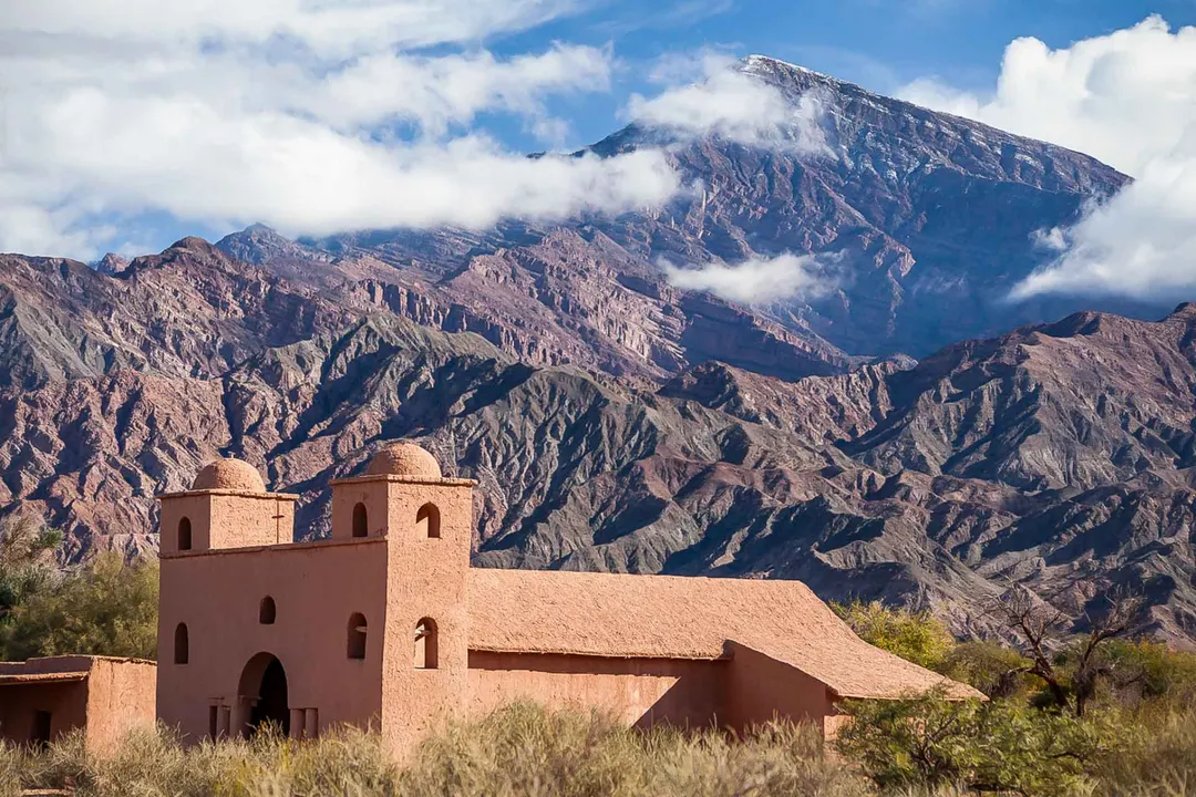 La Ruta del Adobe suma historia y arquitectura tradicional a este paisaje único de Catamarca.