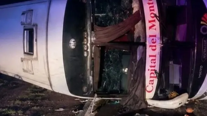 El accidente provocó que se despliegue un extenso operativo de emergencia para asistir a las víctimas.