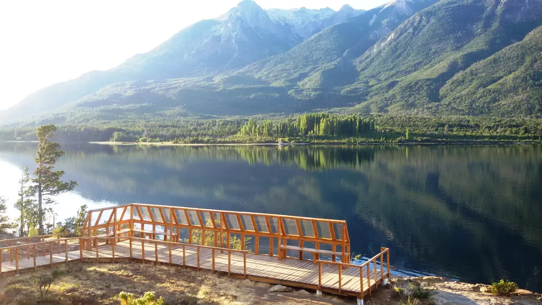 El Lago Epuyén es uno de los principales atractivos del pueblo y durante el verano permite sumar kayak, caminatas y días junto al agua.