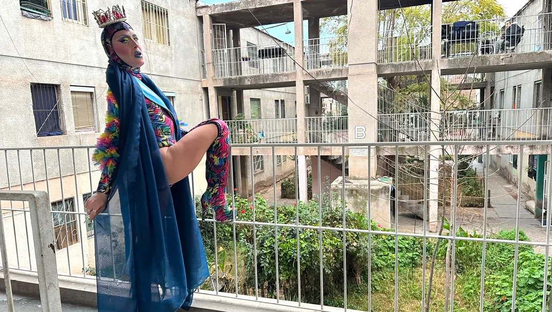 La nueva soberana luciendo un diseño extravagante que rinde homenaje a su extensa trayectoria artística.