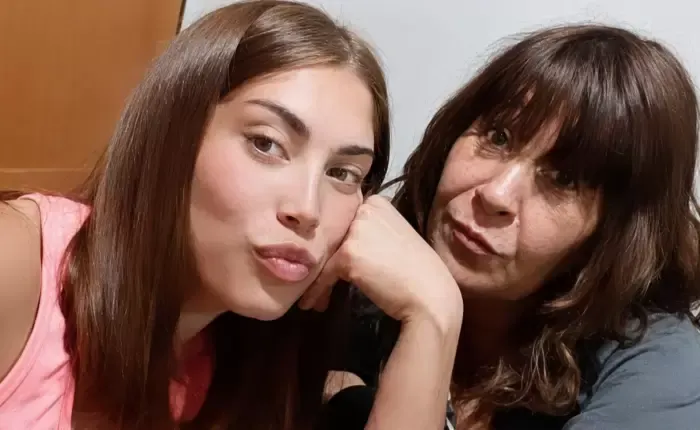 Abril Morena Bissoto junto a su madre Delia María Lombino.